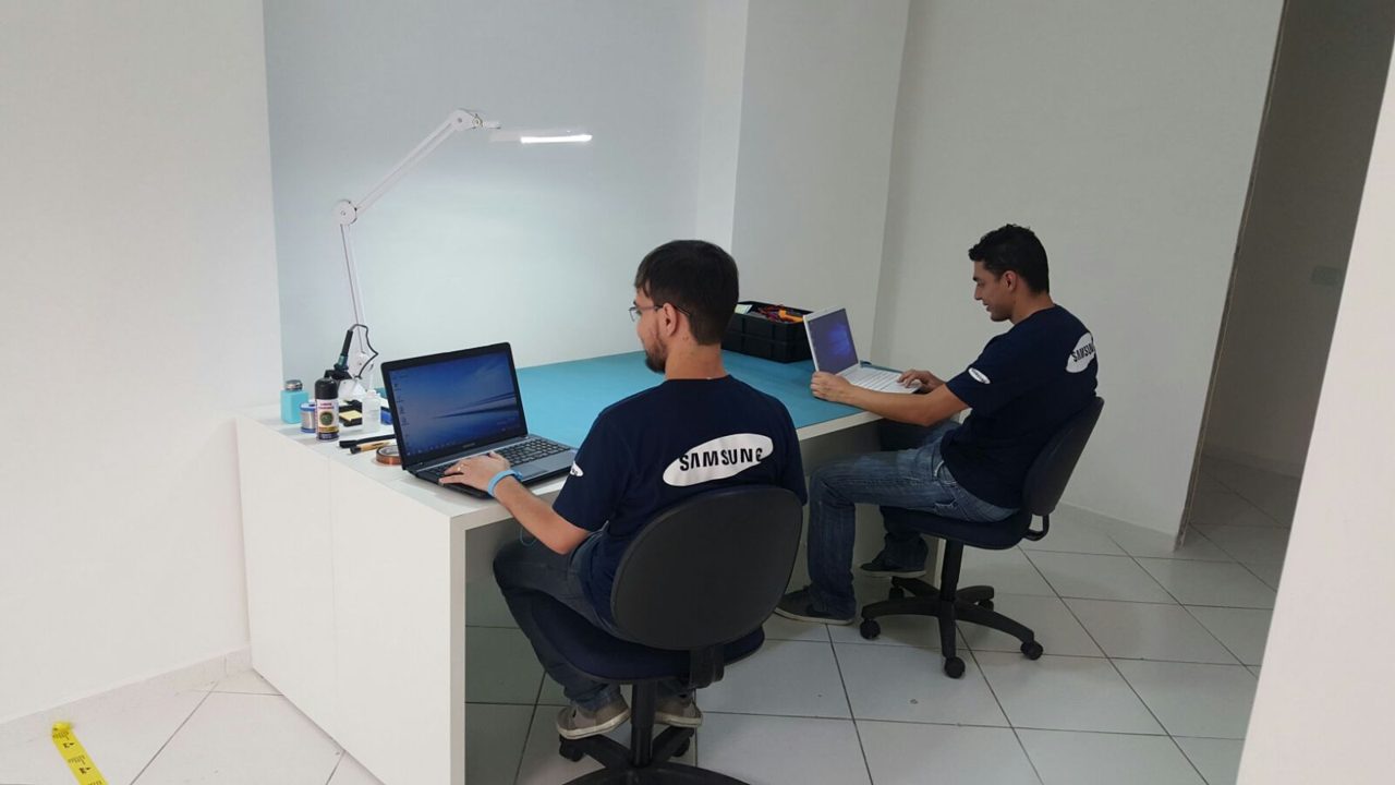 Técnicos da Fast Fix trabalhando na bancada, em Curitiba